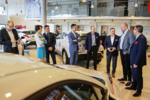 26.1.2017 Kielce. W siedzibie firmy Toyota Romanowski, trener i zawodnicy Effectora odebrali nowe Toyoty C-HR, którymi będą się poruszać przez następne trzy sezony. / Wojciech Habdas / Radio Kielce