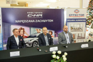 26.1.2017 Kielce. W siedzibie firmy Toyota Romanowski, trener i zawodnicy Effectora odebrali nowe Toyoty C-HR, którymi będą się poruszać przez następne trzy sezony. / Wojciech Habdas / Radio Kielce