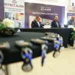 26.1.2017 Kielce. W siedzibie firmy Toyota Romanowski, trener i zawodnicy Effectora odebrali nowe Toyoty C-HR, którymi będą się poruszać przez następne trzy sezony. / Wojciech Habdas / Radio Kielce