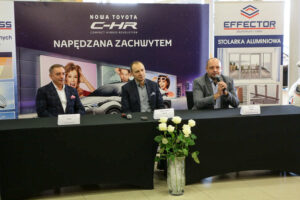 26.1.2017 Kielce. W siedzibie firmy Toyota Romanowski, trener i zawodnicy Effectora odebrali nowe Toyoty C-HR, którymi będą się poruszać przez następne trzy sezony. / Wojciech Habdas / Radio Kielce