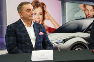 26.1.2017 Kielce. W siedzibie firmy Toyota Romanowski, trener i zawodnicy Effectora odebrali nowe Toyoty C-HR, którymi będą się poruszać przez następne trzy sezony. n/z Marek Romanowski, właściciel salonu Toyota Romanowski. / Wojciech Habdas / Radio Kielce