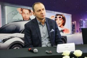 26.1.2017 Kielce. W siedzibie firmy Toyota Romanowski, trener i zawodnicy Effectora odebrali nowe Toyoty C-HR, którymi będą się poruszać przez następne trzy sezony. n/z Leszek Ciesek, prezes Effectora / Wojciech Habdas / Radio Kielce