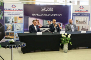 26.1.2017 Kielce. W siedzibie firmy Toyota Romanowski, trener i zawodnicy Effectora odebrali nowe Toyoty C-HR, którymi będą się poruszać przez następne trzy sezony. / Wojciech Habdas / Radio Kielce