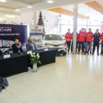 26.1.2017 Kielce. W siedzibie firmy Toyota Romanowski, trener i zawodnicy Effectora odebrali nowe Toyoty C-HR, którymi będą się poruszać przez następne trzy sezony. / Wojciech Habdas / Radio Kielce
