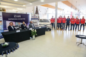 26.1.2017 Kielce. W siedzibie firmy Toyota Romanowski, trener i zawodnicy Effectora odebrali nowe Toyoty C-HR, którymi będą się poruszać przez następne trzy sezony. / Wojciech Habdas / Radio Kielce