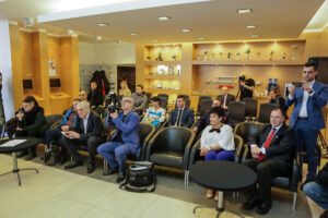 26.1.2017 Kielce. W siedzibie firmy Toyota Romanowski, trener i zawodnicy Effectora odebrali nowe Toyoty C-HR, którymi będą się poruszać przez następne trzy sezony. / Wojciech Habdas / Radio Kielce