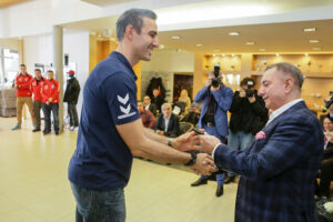 26.1.2017 Kielce. W siedzibie firmy Toyota Romanowski, trener i zawodnicy Effectora odebrali nowe Toyoty C-HR, którymi będą się poruszać przez następne trzy sezony. / Wojciech Habdas / Radio Kielce
