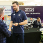 26.1.2017 Kielce. W siedzibie firmy Toyota Romanowski, trener i zawodnicy Effectora odebrali nowe Toyoty C-HR, którymi będą się poruszać przez następne trzy sezony. / Wojciech Habdas / Radio Kielce