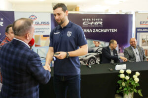 26.1.2017 Kielce. W siedzibie firmy Toyota Romanowski, trener i zawodnicy Effectora odebrali nowe Toyoty C-HR, którymi będą się poruszać przez następne trzy sezony. / Wojciech Habdas / Radio Kielce