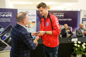 26.1.2017 Kielce. W siedzibie firmy Toyota Romanowski, trener i zawodnicy Effectora odebrali nowe Toyoty C-HR, którymi będą się poruszać przez następne trzy sezony. / Wojciech Habdas / Radio Kielce