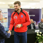 26.1.2017 Kielce. W siedzibie firmy Toyota Romanowski, trener i zawodnicy Effectora odebrali nowe Toyoty C-HR, którymi będą się poruszać przez następne trzy sezony. / Wojciech Habdas / Radio Kielce