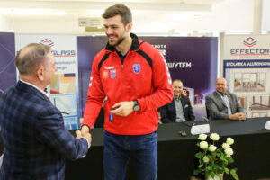 26.1.2017 Kielce. W siedzibie firmy Toyota Romanowski, trener i zawodnicy Effectora odebrali nowe Toyoty C-HR, którymi będą się poruszać przez następne trzy sezony. / Wojciech Habdas / Radio Kielce