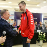26.1.2017 Kielce. W siedzibie firmy Toyota Romanowski, trener i zawodnicy Effectora odebrali nowe Toyoty C-HR, którymi będą się poruszać przez następne trzy sezony. / Wojciech Habdas / Radio Kielce