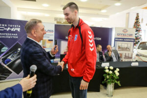 26.1.2017 Kielce. W siedzibie firmy Toyota Romanowski, trener i zawodnicy Effectora odebrali nowe Toyoty C-HR, którymi będą się poruszać przez następne trzy sezony. / Wojciech Habdas / Radio Kielce