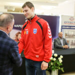 26.1.2017 Kielce. W siedzibie firmy Toyota Romanowski, trener i zawodnicy Effectora odebrali nowe Toyoty C-HR, którymi będą się poruszać przez następne trzy sezony. / Wojciech Habdas / Radio Kielce
