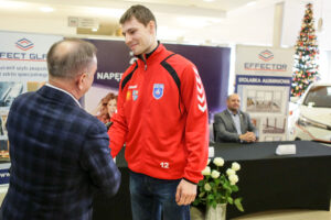 26.1.2017 Kielce. W siedzibie firmy Toyota Romanowski, trener i zawodnicy Effectora odebrali nowe Toyoty C-HR, którymi będą się poruszać przez następne trzy sezony. / Wojciech Habdas / Radio Kielce