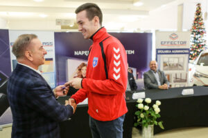26.1.2017 Kielce. W siedzibie firmy Toyota Romanowski, trener i zawodnicy Effectora odebrali nowe Toyoty C-HR, którymi będą się poruszać przez następne trzy sezony. / Wojciech Habdas / Radio Kielce