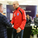 26.1.2017 Kielce. W siedzibie firmy Toyota Romanowski, trener i zawodnicy Effectora odebrali nowe Toyoty C-HR, którymi będą się poruszać przez następne trzy sezony. / Wojciech Habdas / Radio Kielce