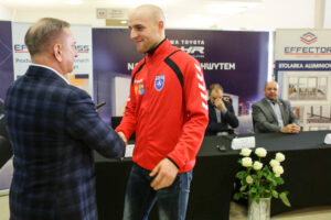 26.1.2017 Kielce. W siedzibie firmy Toyota Romanowski, trener i zawodnicy Effectora odebrali nowe Toyoty C-HR, którymi będą się poruszać przez następne trzy sezony. / Wojciech Habdas / Radio Kielce