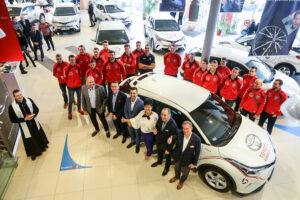 26.1.2017 Kielce. W siedzibie firmy Toyota Romanowski, trener i zawodnicy Effectora odebrali nowe Toyoty C-HR, którymi będą się poruszać przez następne trzy sezony. / Wojciech Habdas / Radio Kielce