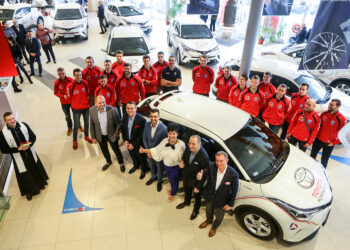 26.1.2017 Kielce. W siedzibie firmy Toyota Romanowski, trener i zawodnicy Effectora odebrali nowe Toyoty C-HR, którymi będą się poruszać przez następne trzy sezony. / Wojciech Habdas / Radio Kielce