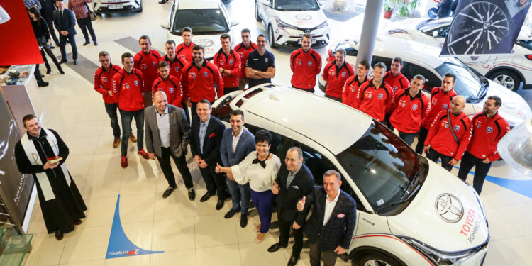 26.1.2017 Kielce. W siedzibie firmy Toyota Romanowski, trener i zawodnicy Effectora odebrali nowe Toyoty C-HR, którymi będą się poruszać przez następne trzy sezony. / Wojciech Habdas / Radio Kielce