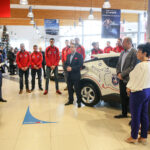 26.1.2017 Kielce. W siedzibie firmy Toyota Romanowski, trener i zawodnicy Effectora odebrali nowe Toyoty C-HR, którymi będą się poruszać przez następne trzy sezony. / Wojciech Habdas / Radio Kielce