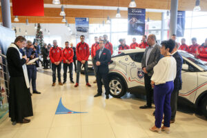 26.1.2017 Kielce. W siedzibie firmy Toyota Romanowski, trener i zawodnicy Effectora odebrali nowe Toyoty C-HR, którymi będą się poruszać przez następne trzy sezony. / Wojciech Habdas / Radio Kielce