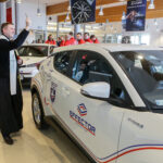 26.1.2017 Kielce. W siedzibie firmy Toyota Romanowski, trener i zawodnicy Effectora odebrali nowe Toyoty C-HR, którymi będą się poruszać przez następne trzy sezony. / Wojciech Habdas / Radio Kielce