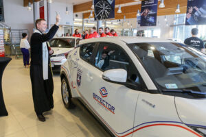 26.1.2017 Kielce. W siedzibie firmy Toyota Romanowski, trener i zawodnicy Effectora odebrali nowe Toyoty C-HR, którymi będą się poruszać przez następne trzy sezony. / Wojciech Habdas / Radio Kielce