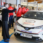 26.1.2017 Kielce. W siedzibie firmy Toyota Romanowski, trener i zawodnicy Effectora odebrali nowe Toyoty C-HR, którymi będą się poruszać przez następne trzy sezony. / Wojciech Habdas / Radio Kielce