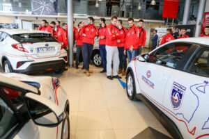 26.1.2017 Kielce. W siedzibie firmy Toyota Romanowski, trener i zawodnicy Effectora odebrali nowe Toyoty C-HR, którymi będą się poruszać przez następne trzy sezony. / Wojciech Habdas / Radio Kielce