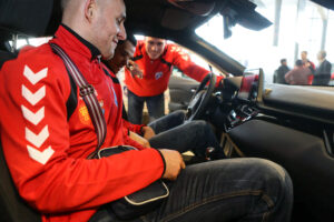 26.1.2017 Kielce. W siedzibie firmy Toyota Romanowski, trener i zawodnicy Effectora odebrali nowe Toyoty C-HR, którymi będą się poruszać przez następne trzy sezony. / Wojciech Habdas / Radio Kielce