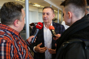 26.1.2017 Kielce. W siedzibie firmy Toyota Romanowski, trener i zawodnicy Effectora odebrali nowe Toyoty C-HR, którymi będą się poruszać przez następne trzy sezony. n/z Marek Romanowski, właściciel salonu Toyota Romanowski. / Wojciech Habdas / Radio Kielce
