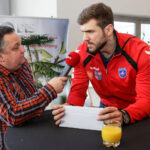 26.1.2017 Kielce. W siedzibie firmy Toyota Romanowski, trener i zawodnicy Effectora odebrali nowe Toyoty C-HR, którymi będą się poruszać przez następne trzy sezony. / Wojciech Habdas / Radio Kielce