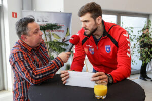 26.1.2017 Kielce. W siedzibie firmy Toyota Romanowski, trener i zawodnicy Effectora odebrali nowe Toyoty C-HR, którymi będą się poruszać przez następne trzy sezony. / Wojciech Habdas / Radio Kielce