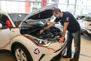 26.1.2017 Kielce. W siedzibie firmy Toyota Romonowski, trener i zawodnicy Effectora odebrali nowe Toyoty C-HR, którymi będą się poruszać przez następne trzy sezony. n/z nowy szkoleniowiec Effectora Kielce Sinan Tanik. / Wojciech Habdas / Radio Kielce