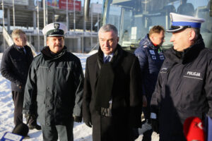 28.1.2017 Kielce. Policja kontroluje autokary, którymi młodzież udaje się na feryjny wypoczynek. / Wojciech Habdas / Radio Kielce