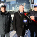 28.1.2017 Kielce. Policja kontroluje autokary, którymi młodzież udaje się na feryjny wypoczynek. / Wojciech Habdas / Radio Kielce