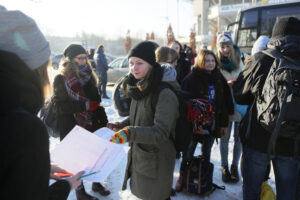 28.1.2017 Kielce. Policja kontroluje autokary, którymi młodzież udaje się na feryjny wypoczynek. / Wojciech Habdas / Radio Kielce