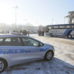 28.1.2017 Kielce. Policja kontroluje autokary, którymi młodzież udaje się na feryjny wypoczynek. / Wojciech Habdas / Radio Kielce