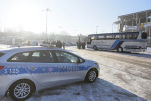 28.1.2017 Kielce. Policja kontroluje autokary, którymi młodzież udaje się na feryjny wypoczynek. / Wojciech Habdas / Radio Kielce