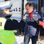 28.1.2017 Kielce. Policja kontroluje autokary, którymi młodzież udaje się na feryjny wypoczynek. / Wojciech Habdas / Radio Kielce