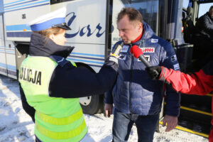 28.1.2017 Kielce. Policja kontroluje autokary, którymi młodzież udaje się na feryjny wypoczynek. / Wojciech Habdas / Radio Kielce