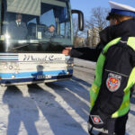 28.1.2017 Kielce. Policja kontroluje autokary, którymi młodzież udaje się na feryjny wypoczynek. / Wojciech Habdas / Radio Kielce