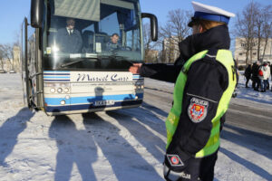 28.1.2017 Kielce. Policja kontroluje autokary, którymi młodzież udaje się na feryjny wypoczynek. / Wojciech Habdas / Radio Kielce