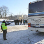 28.1.2017 Kielce. Policja kontroluje autokary, którymi młodzież udaje się na feryjny wypoczynek. / Wojciech Habdas / Radio Kielce