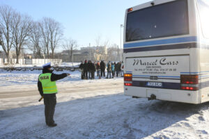 28.1.2017 Kielce. Policja kontroluje autokary, którymi młodzież udaje się na feryjny wypoczynek. / Wojciech Habdas / Radio Kielce