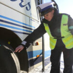 28.1.2017 Kielce. Policja kontroluje autokary, którymi młodzież udaje się na feryjny wypoczynek. / Wojciech Habdas / Radio Kielce