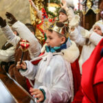 28.1.2017 Kielce. Kolędnicy misyjni spotkali się dziś w kieleckiej katedrze na zaproszenie biskupa Jana Piotrowskiego. / Wojciech Habdas / Radio Kielce